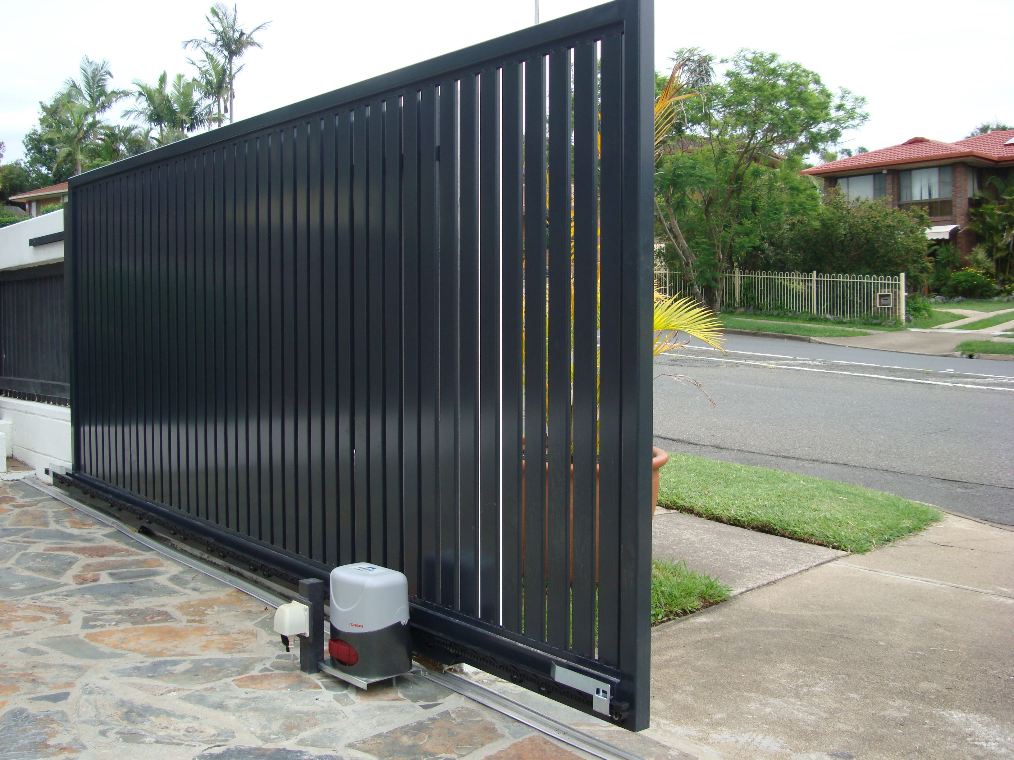Раздвижные автоматические ворота для дачи решетчатые черные