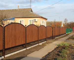 Забор секционный из профнастила под дерево на дачу